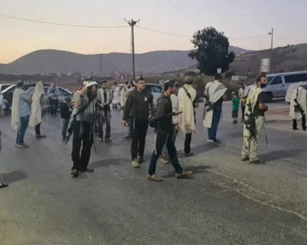 مستوطنون يعتدون على شاب وزوجته ويضرون بمركبتهما قرب المغير
