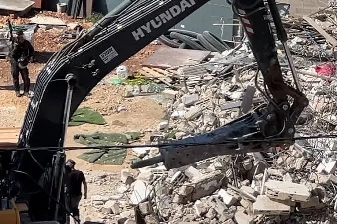 الاحتلال يجبر مقدسيا على هدم منزله ويخطر بهدم منزلين في سلوان