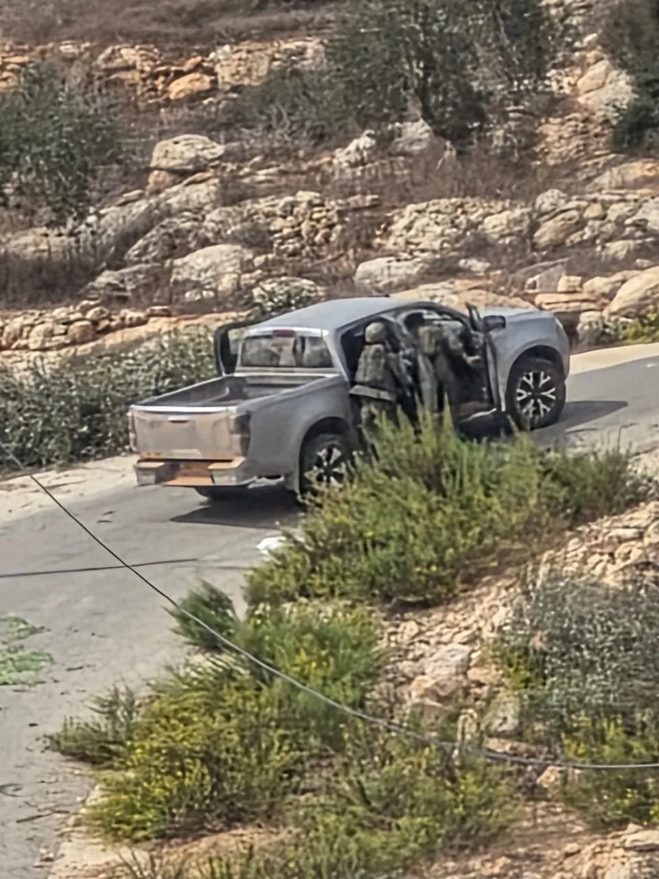 الاحتلال يطرد مزارعين أثناء قطف الزيتون شرق نابلس