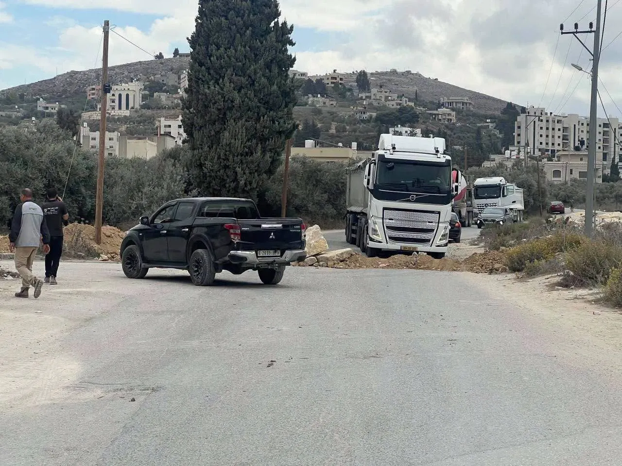 الاحتلال يواصل حصار مادما لليوم العاشر ويغلق مداخلها كافة