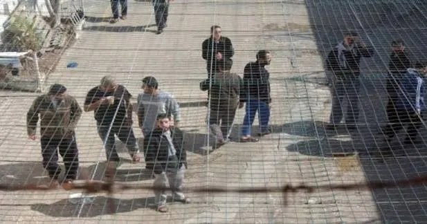 وجبات شحيحة وظروف احتجاز قاسية تهدد صحة الأسرى الفلسطينيين