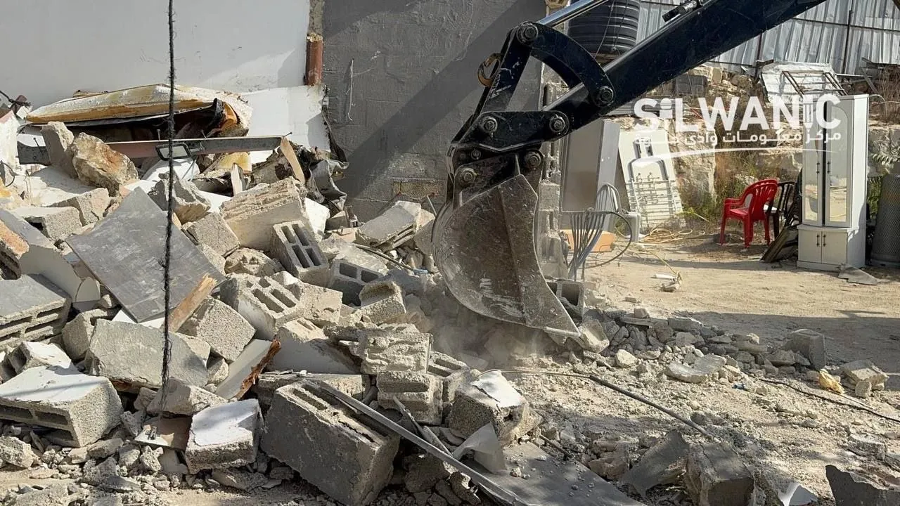الاحتلال يجبر عائلة مقدسية على هدم منزلها في بيت حنينا شمال القدس