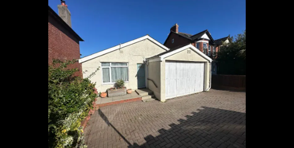 BUNGALOW ON PLOT WITH POTENTIAL