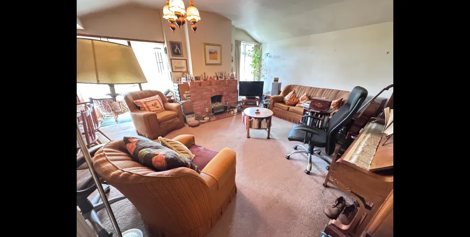 BUNGALOW ON PLOT WITH POTENTIAL