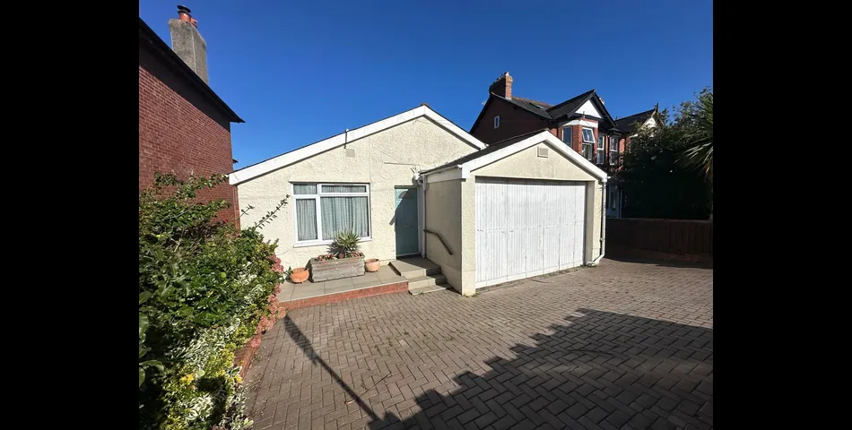BUNGALOW ON PLOT WITH POTENTIAL