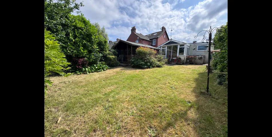 BUNGALOW ON PLOT WITH POTENTIAL
