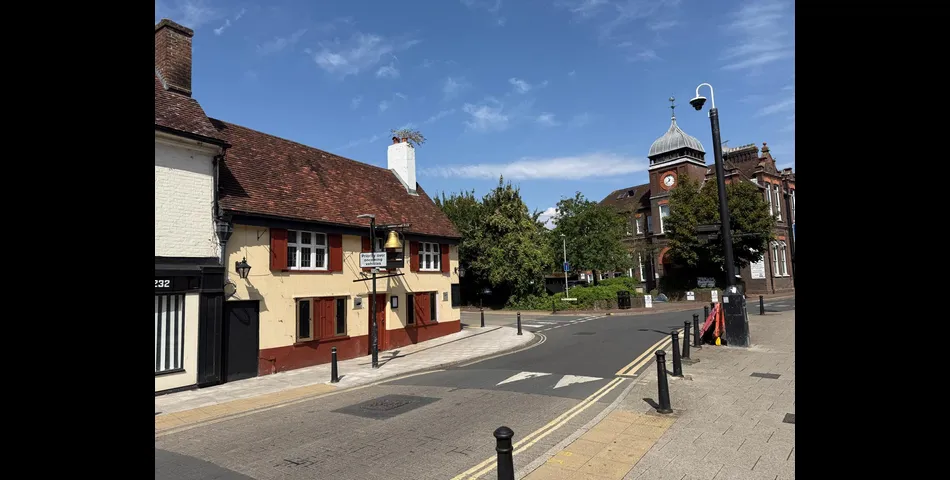 SUBSTANTIAL COMMERCIAL PREMISES WITH POTENTIAL 