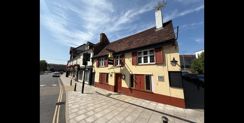 SUBSTANTIAL COMMERCIAL PREMISES WITH POTENTIAL 