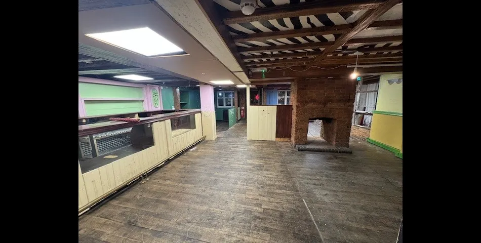 SUBSTANTIAL COMMERCIAL PREMISES WITH POTENTIAL 