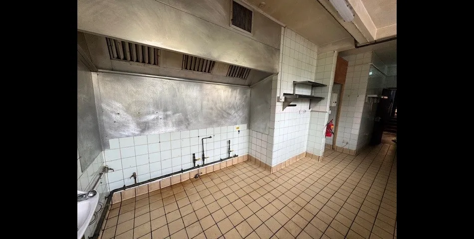 SUBSTANTIAL COMMERCIAL PREMISES WITH POTENTIAL 