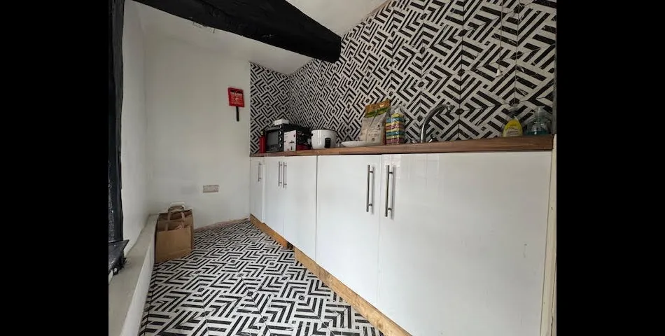 SUBSTANTIAL COMMERCIAL PREMISES WITH POTENTIAL 