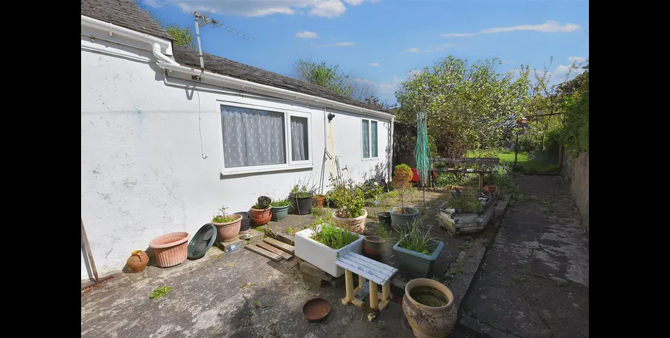 DECEPTIVELY SPACIOUS SEMI-DETACHED HOUSE FOR MODERNISATION