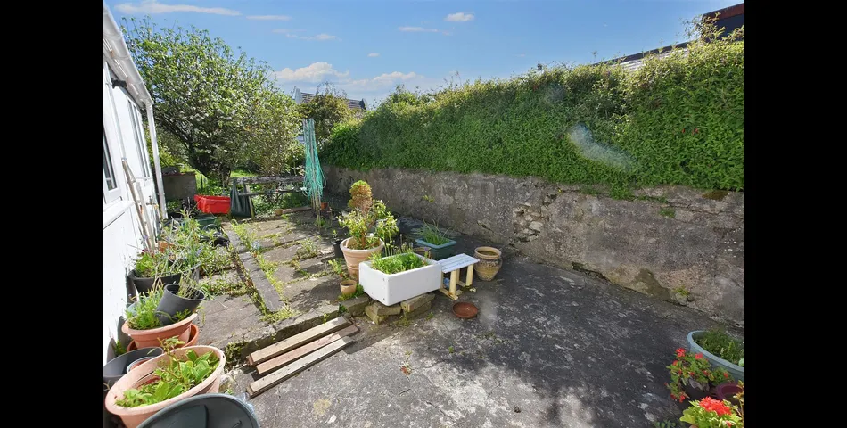 DECEPTIVELY SPACIOUS SEMI-DETACHED HOUSE FOR MODERNISATION