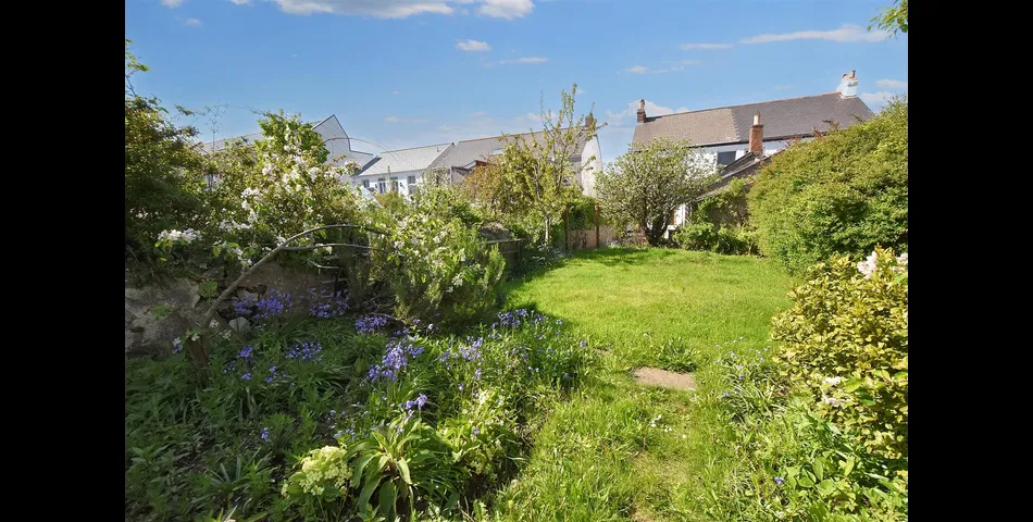 DECEPTIVELY SPACIOUS SEMI-DETACHED HOUSE FOR MODERNISATION