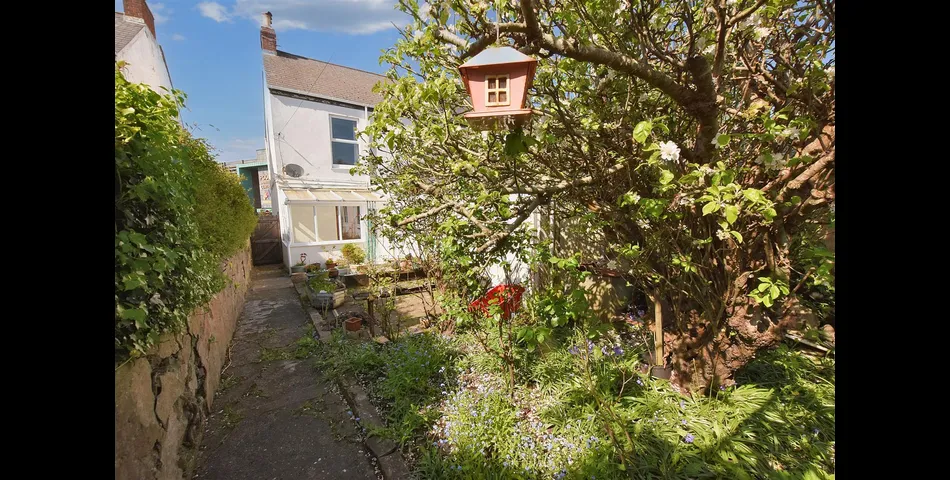 DECEPTIVELY SPACIOUS SEMI-DETACHED HOUSE FOR MODERNISATION