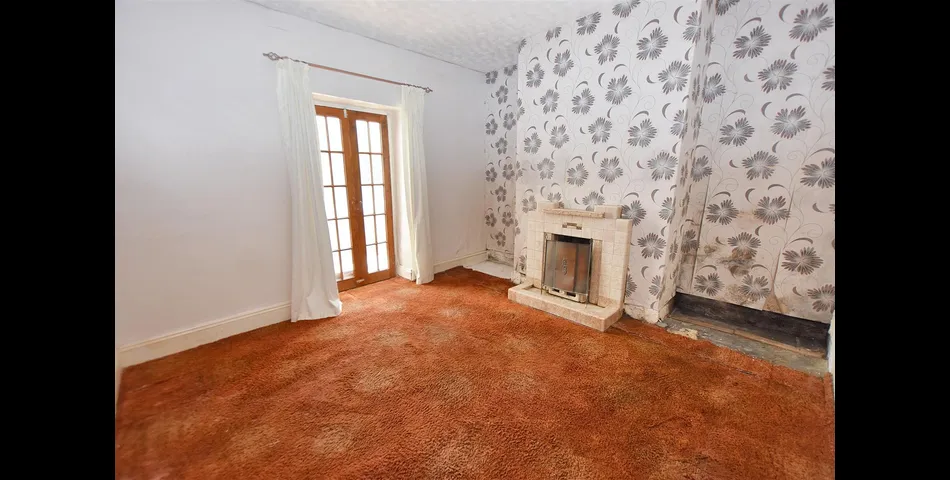 DECEPTIVELY SPACIOUS SEMI-DETACHED HOUSE FOR MODERNISATION