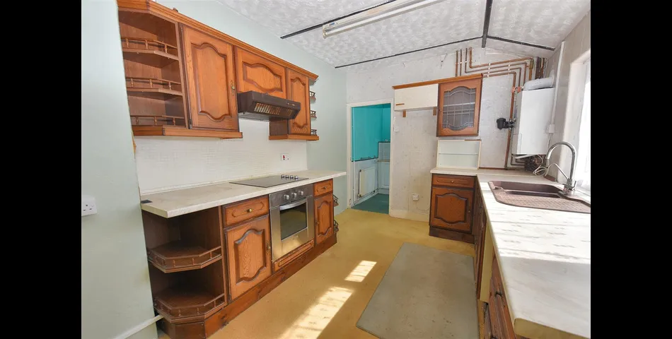 DECEPTIVELY SPACIOUS SEMI-DETACHED HOUSE FOR MODERNISATION