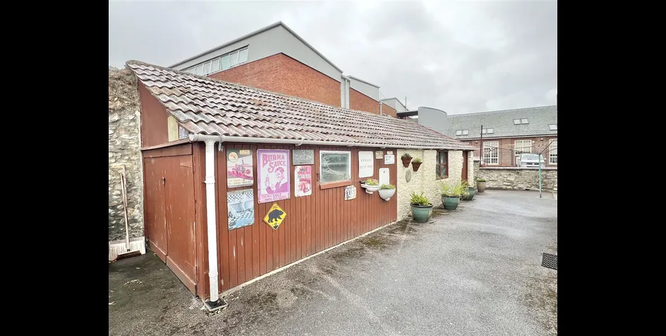 DETACHED BUNGALOW ON LARGE PLOT