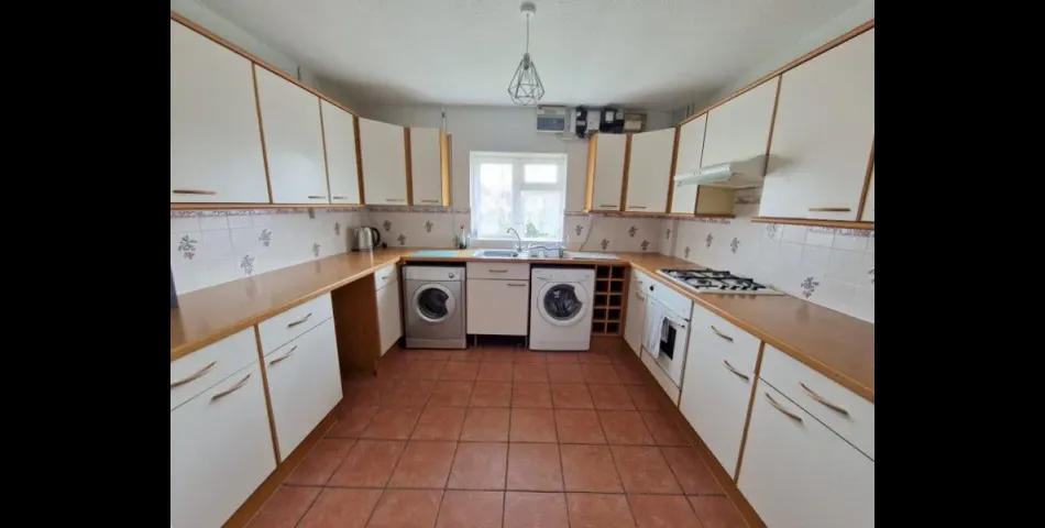 PURPOSE BUILT APARTMENT FOR MODERNISATION