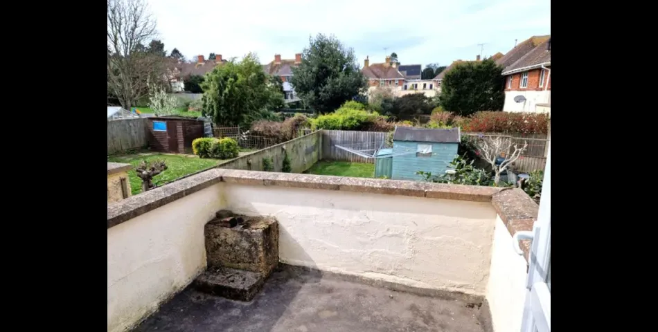 PURPOSE BUILT APARTMENT FOR MODERNISATION