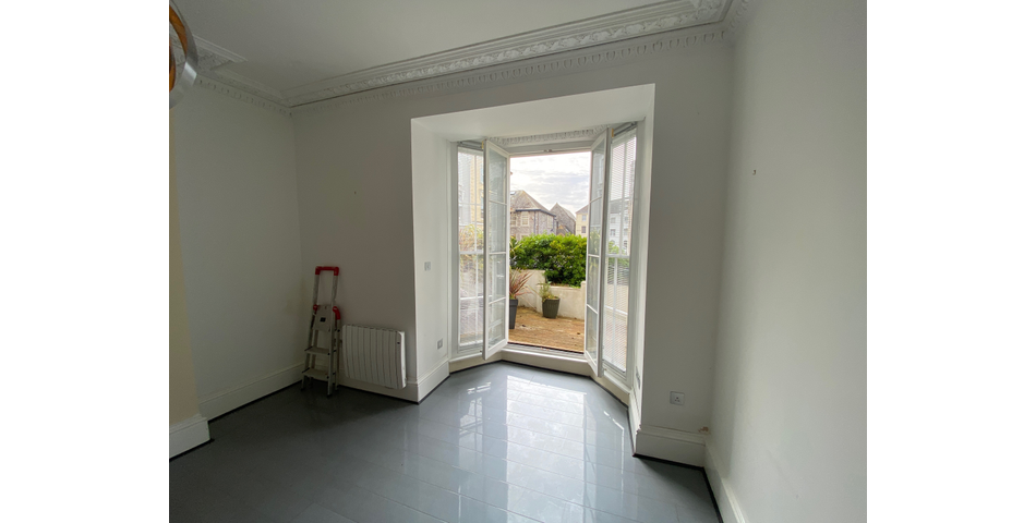 LARGE PERIOD HOUSE