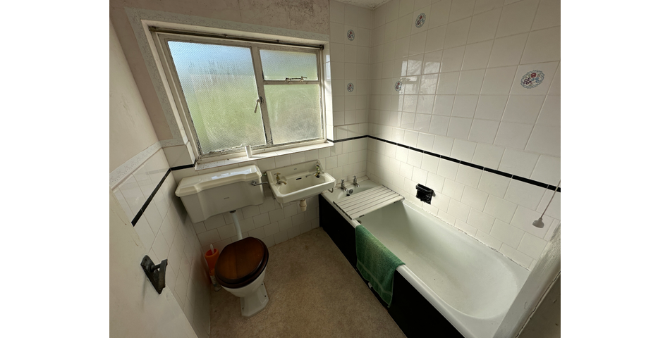 SEMI-DETACHED HOUSE FOR REFURBISHMENT