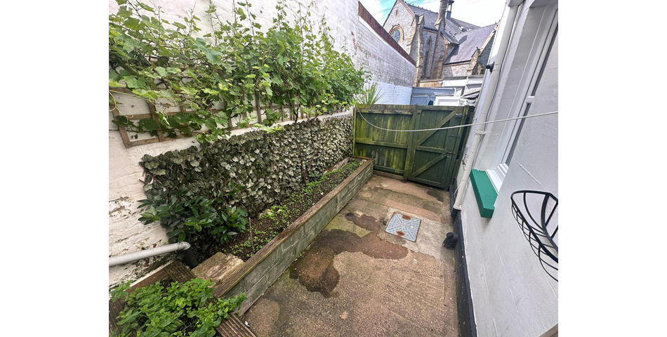 VACANT TWO BEDROOM FLAT 