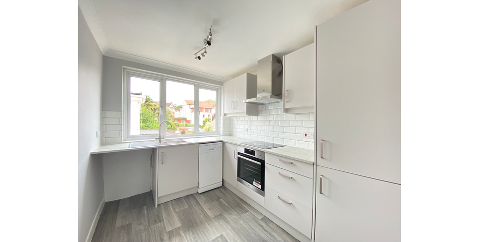MODERNISED FLAT WITH SEA VIEWS