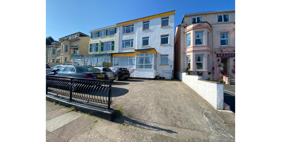 MODERNISED FLAT WITH SEA VIEWS