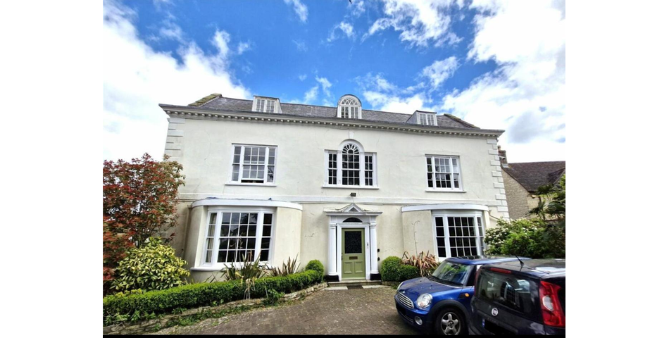 LARGE APARTMENT FOR REFURBISHMENT