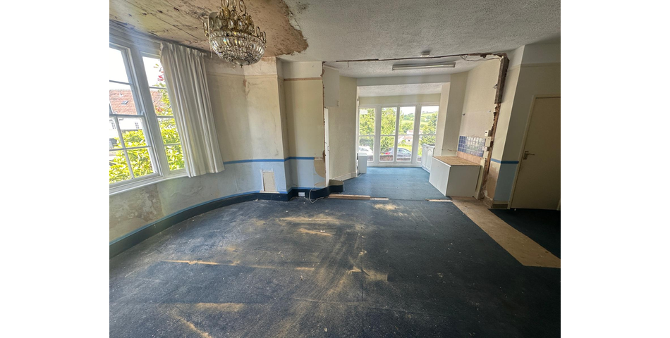 LARGE APARTMENT FOR REFURBISHMENT