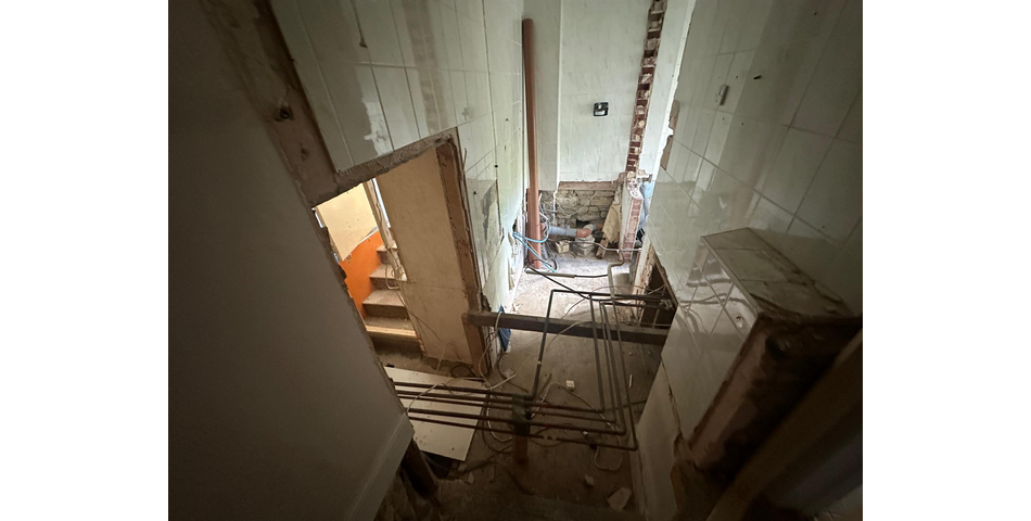 LARGE APARTMENT FOR REFURBISHMENT