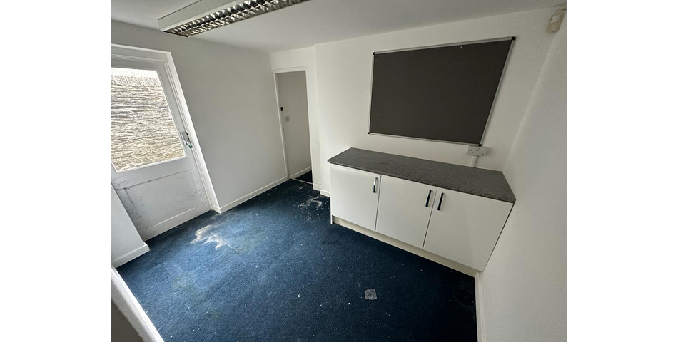 COMMERCIAL UNIT WITH POTENTIAL