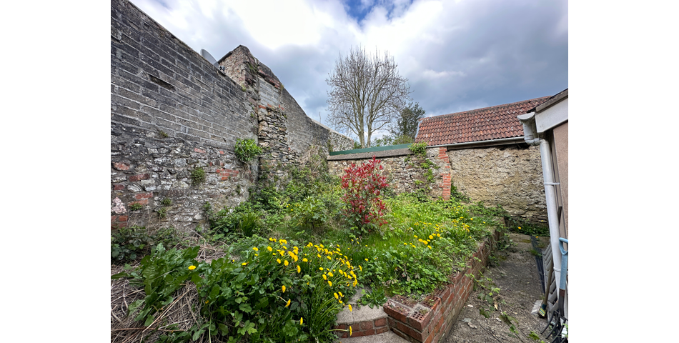 TERRACED HOUSE FOR IMPROVEMENT