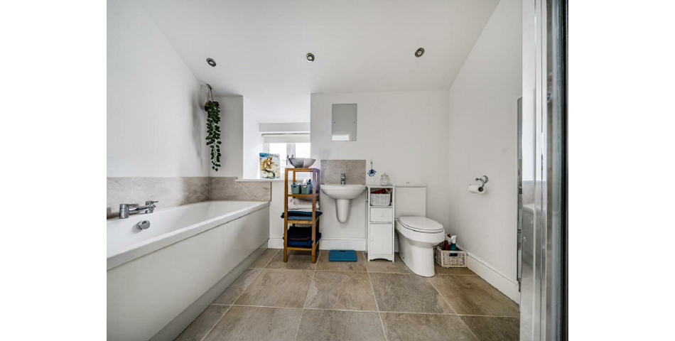 MODERN THREE BED COTTAGE FOR INVESTMENT