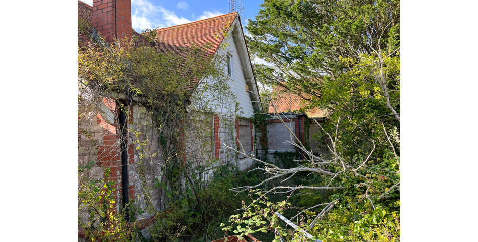 CHALET BUNGALOW FOR REFURBISHMENT