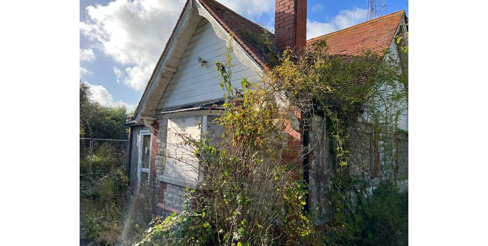 CHALET BUNGALOW FOR REFURBISHMENT