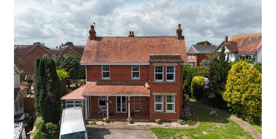 STUNNING RESIDENCE FOR IMPROVEMENT