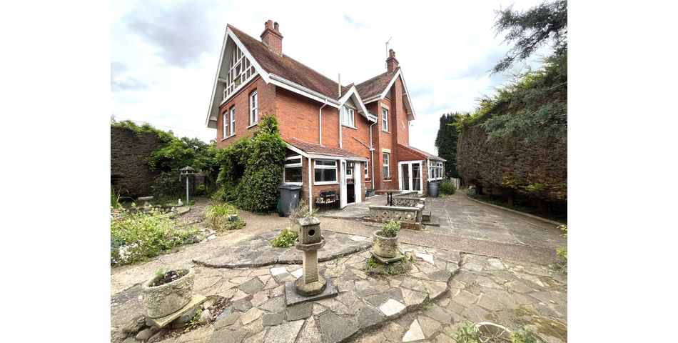 STUNNING RESIDENCE FOR IMPROVEMENT