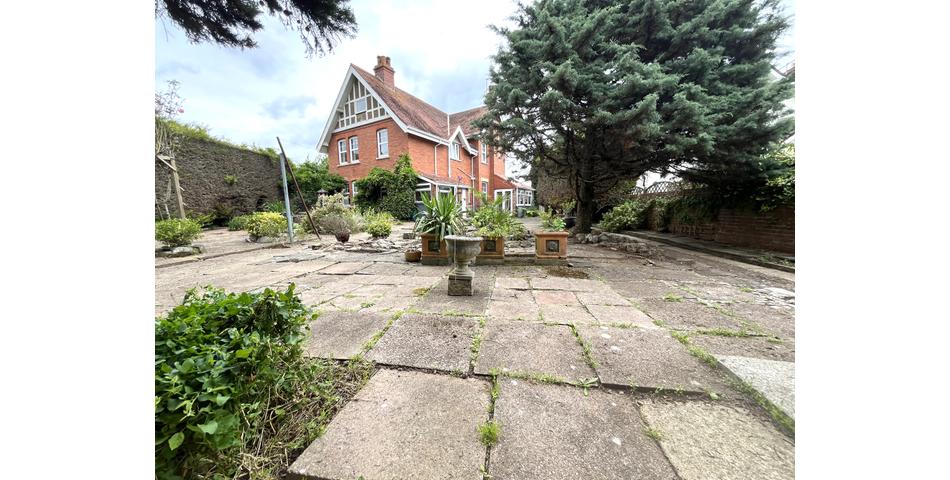 STUNNING RESIDENCE FOR IMPROVEMENT