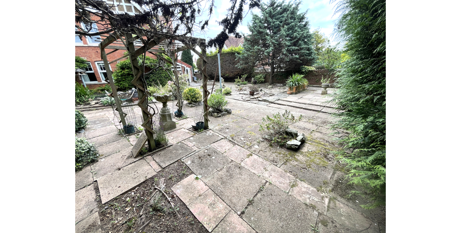 STUNNING RESIDENCE FOR IMPROVEMENT