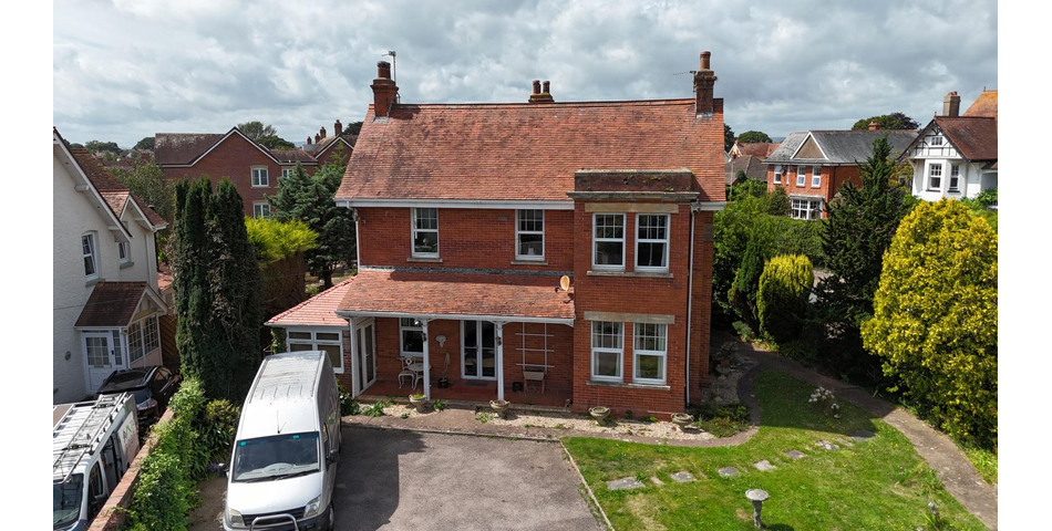 STUNNING RESIDENCE FOR IMPROVEMENT