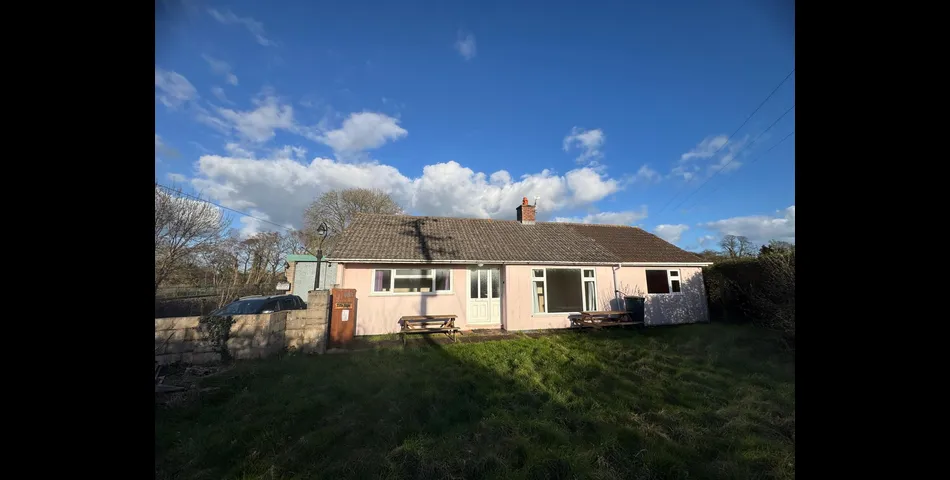 DETACHED BUNGALOW ON LARGE PLOT WITH POTENTIAL
