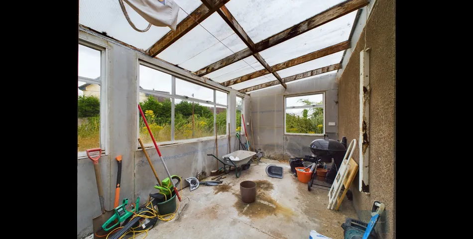 DETACHED BUNGALOW ON LARGE PLOT WITH POTENTIAL