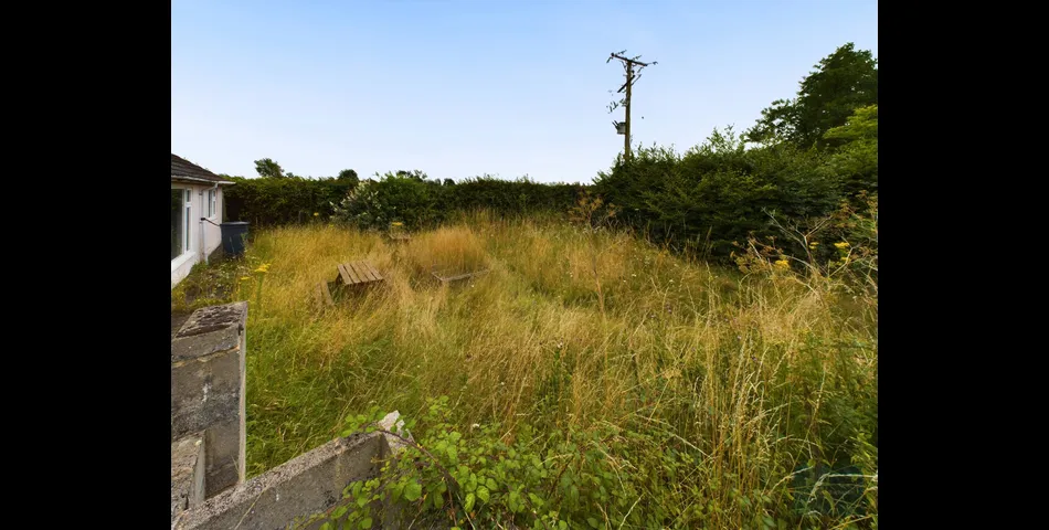 DETACHED BUNGALOW ON LARGE PLOT WITH POTENTIAL