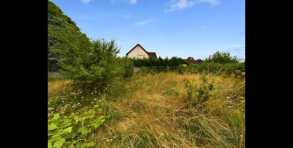 DETACHED BUNGALOW ON LARGE PLOT WITH POTENTIAL