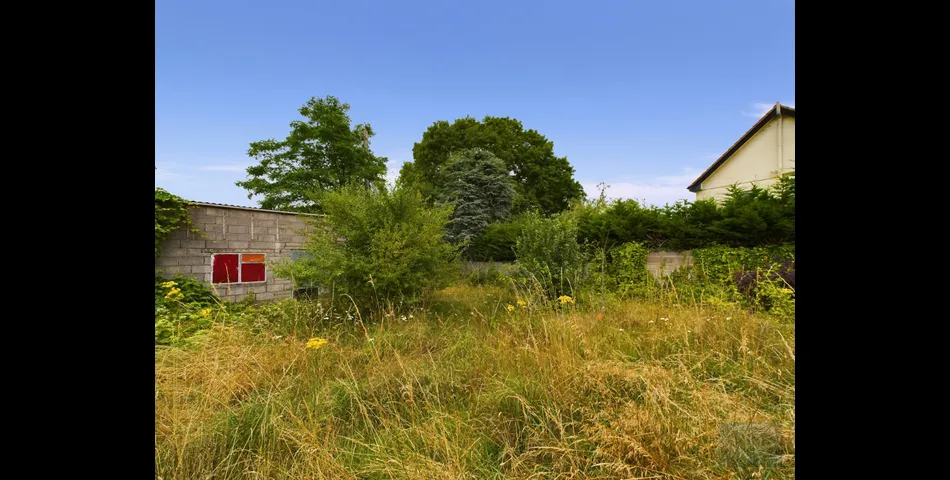 DETACHED BUNGALOW ON LARGE PLOT WITH POTENTIAL