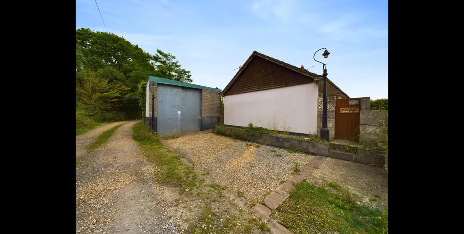 DETACHED BUNGALOW ON LARGE PLOT WITH POTENTIAL