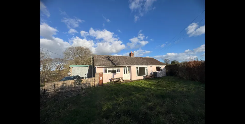 DETACHED BUNGALOW ON LARGE PLOT WITH POTENTIAL