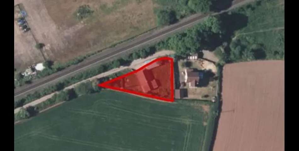 DETACHED BUNGALOW ON LARGE PLOT WITH POTENTIAL
